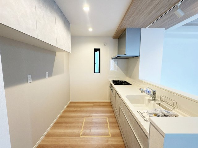 【キッチン】 | トラストステージ×カラーズ　富士見市針ヶ谷2丁目8期　全3棟 | スライド収納と床下収納を活用し、キッチンまわりをスッキリと整理整頓できます。