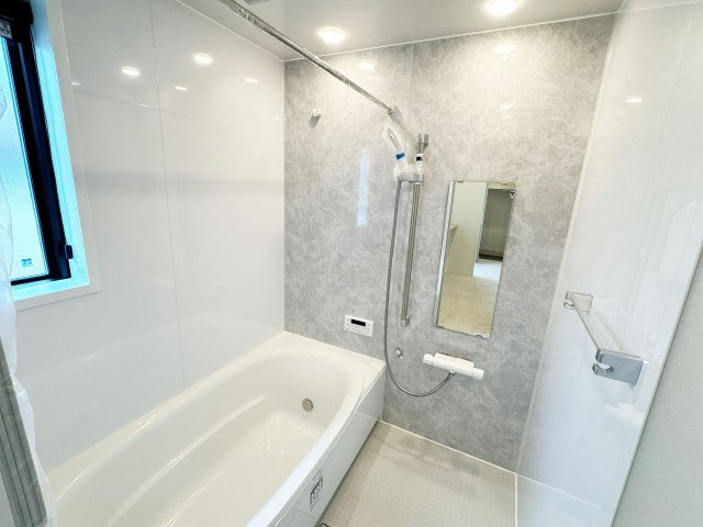 【浴室】 | トラストステージ×カラーズ　富士見市針ヶ谷2丁目8期　全3棟 | ゆったりと足を延ばしてくつろげる浴槽。快適さと機能性を備えた理想の空間。高い保温性能を備えた浴室乾燥暖房機付システムバスで心地よいバスタイムを。