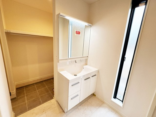 【洗面所】 | トラストステージ×カラーズ　富士見市針ヶ谷2丁目8期　全3棟 | 玄関から洗面室への動線がスムーズな為、帰宅後すぐに手洗いができます！