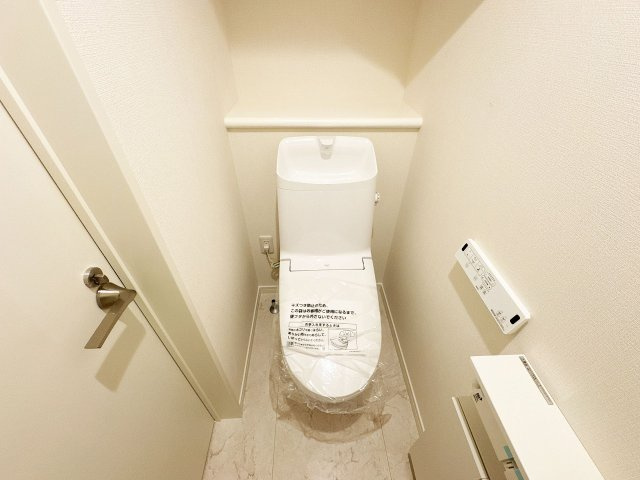 【トイレ】 | トラストステージ×カラーズ　富士見市針ヶ谷2丁目8期　全3棟 | 白でまとめた清潔感のある空間です。
トイレは1階と2階の2か所にございます。