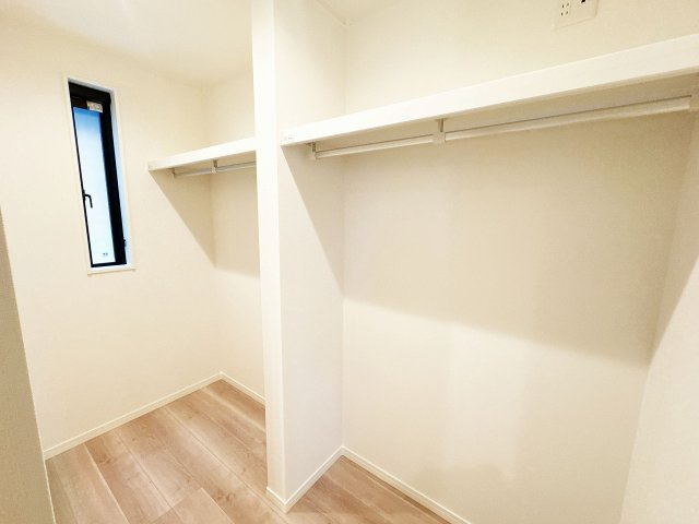 【収納】 | トラストステージ×カラーズ　富士見市針ヶ谷2丁目8期　全3棟 | 【ファミリークローゼット】
たっぷりの収納スペースでご家族のお荷物をスッキリと収納できます！