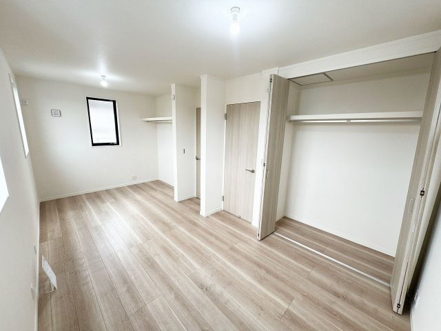 【洋室】 | トラストステージ×カラーズ　富士見市針ヶ谷2丁目8期　全3棟 | 【洋室/9.0帖】
お子様がのびのびと遊べる広さです！