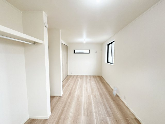 【洋室】 | トラストステージ×カラーズ　富士見市針ヶ谷2丁目8期　全3棟 | 【洋室/9.0帖】
将来間仕切り壁設置可能！※別途有償
お子様の成長に合わせて間取りを変えることができるフレキシブルルームです。