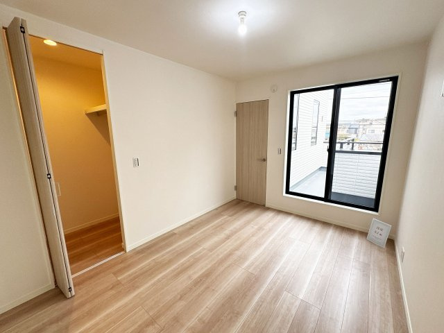 【洋室】 | トラストステージ×カラーズ　富士見市針ヶ谷2丁目8期　全3棟 | 【洋室/6.1帖】
WICを備えた収納力のある洋室です。