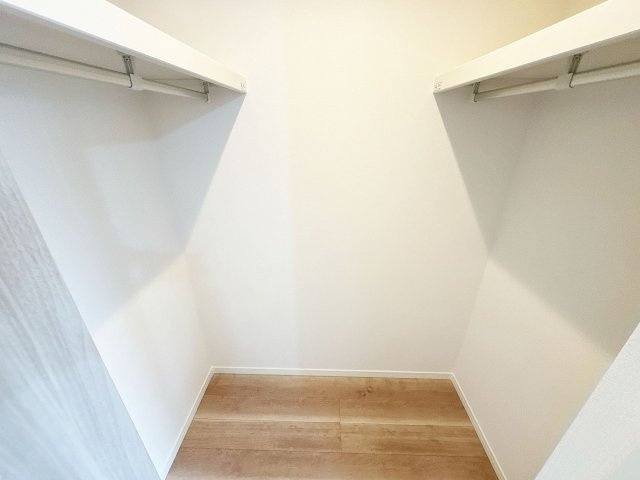 【収納】 | トラストステージ×カラーズ　富士見市針ヶ谷2丁目8期　全3棟 | シーズンオフの衣類はウォークインクローゼットへすっきりと収納！