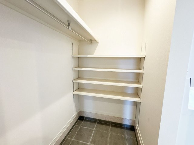 【収納】 | トラストステージ×カラーズ　富士見市針ヶ谷2丁目8期　全3棟 | ご家族の靴やアウトドア用品の収納に便利なシューズインクローク。