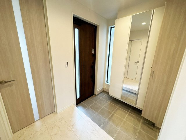 【玄関】 | トラストステージ×カラーズ　富士見市針ヶ谷2丁目8期　全3棟 | 全身鏡付きでお出かけ前の身だしなみチェックもばっちりです！