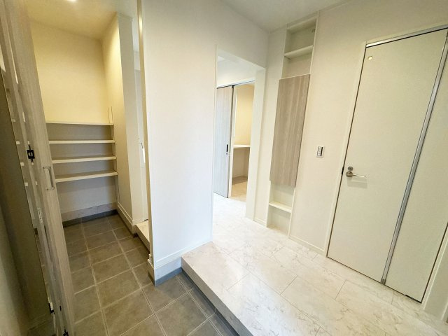 【玄関】 | トラストステージ×カラーズ　富士見市針ヶ谷2丁目8期　全3棟 | シューズインクロークがあることにより整理整頓がしやすく、すっきりとした玄関を保てます。