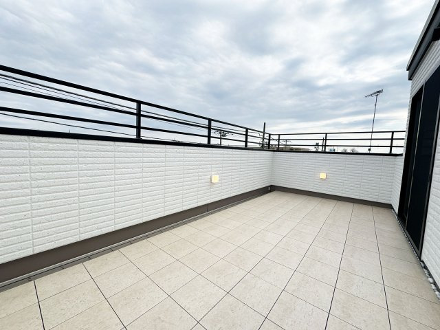 【バルコニー】 | トラストステージ×カラーズ　富士見市針ヶ谷2丁目8期　全3棟 | 屋上の「そらいろ空間」は9.1帖のゆったりとくつろげる広さ。
趣味の時間やご家族との時間をより充実させるプライベート空間です。