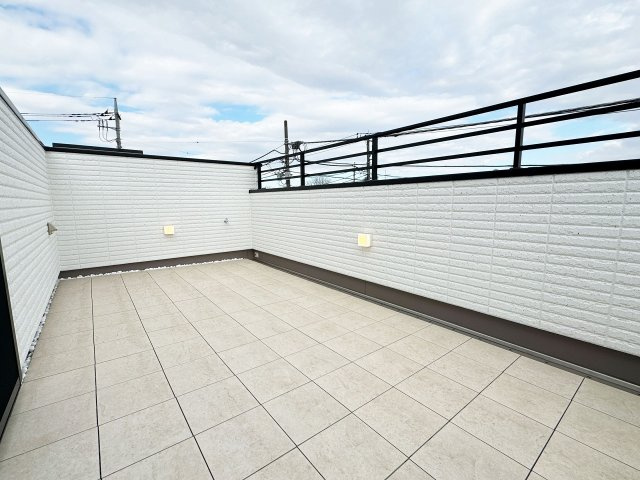 【バルコニー】 | トラストステージ×カラーズ　富士見市針ヶ谷2丁目8期　全3棟 | 壁を高くすることで周囲からの視線を感じることなくリラックス。
プールやホームパーティーなどご家族それぞれの使い方ができます。