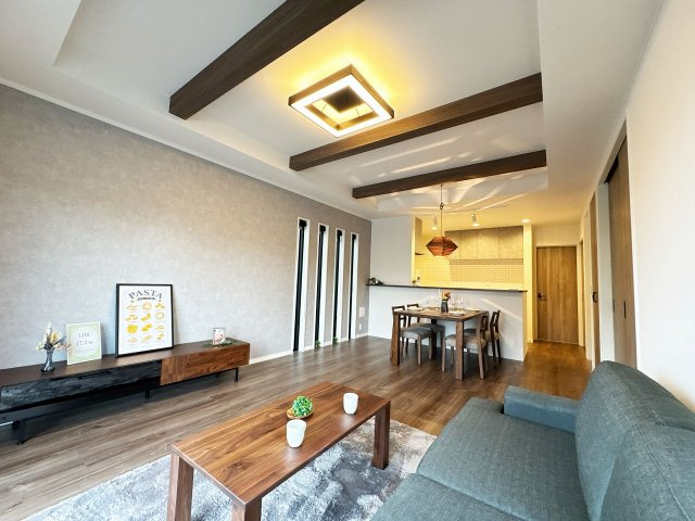 【居間・リビング】 | トラストステージ×カラーズ　富士見市針ヶ谷2丁目8期　全3棟 | 【同現場モデルルーム/リビング】
リビングからダイニング・キッチンまでオープンにつながり、開放感のある空間が広がっています。