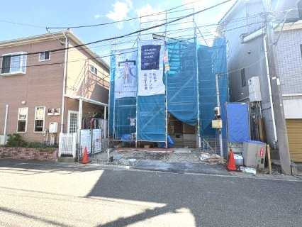 越谷市瓦曽根　新築戸建ての前面道路含む現地写真|前面道路は交通量は少ないのに広くて開放的