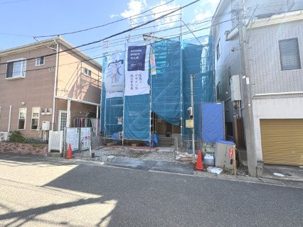 越谷市瓦曽根　新築戸建ての前面道路含む現地写真