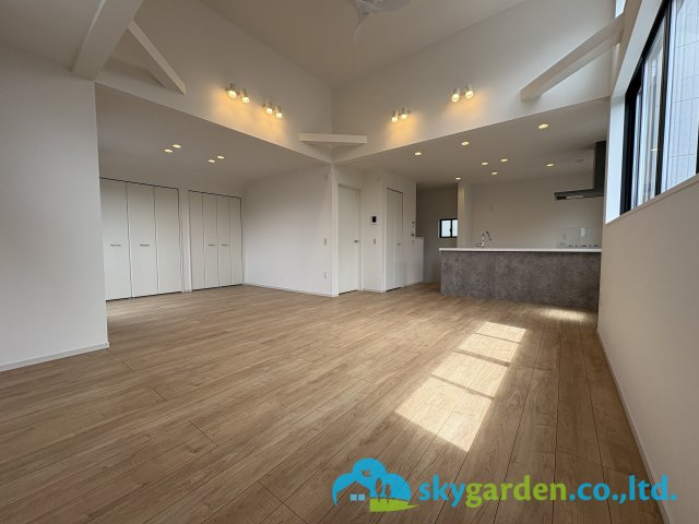 藤沢市羽鳥２期　新築戸建　全2棟1号棟の居間・リビング|ゆとりあるLDKの様子
