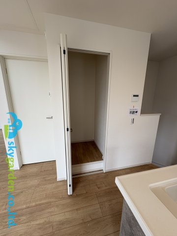藤沢市羽鳥２期　新築戸建　全2棟1号棟の収納|キッチン横のパントリー