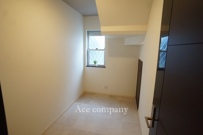 【内装】 | 東大阪市出雲井本町 | 【1階：洋室3.5帖】階段下収納（物入）あります♪