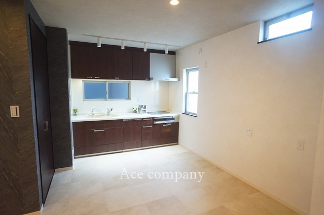 【キッチン】 | 東大阪市出雲井本町 | 3面に窓付き☆食洗機付きのシステムキッチン、IHクッキングヒーターです☆