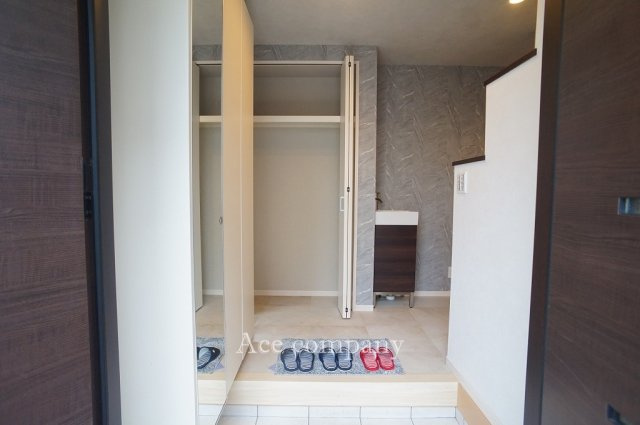 【玄関】 | 東大阪市出雲井本町 | ミラー付きシューズクローゼットあり♪玄関ホールに収納・手洗いカウンター完備です♪