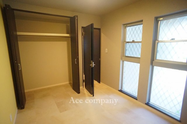 【子供部屋】 | 東大阪市出雲井本町 | 【1階南側：洋室5.2帖】クローゼット完備♪