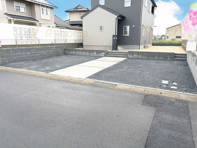 桜川市東桜川第1　新築戸建て　1号棟の駐車場|カースペースは3台完備。ゲスト用のスペースも確保できますね♪