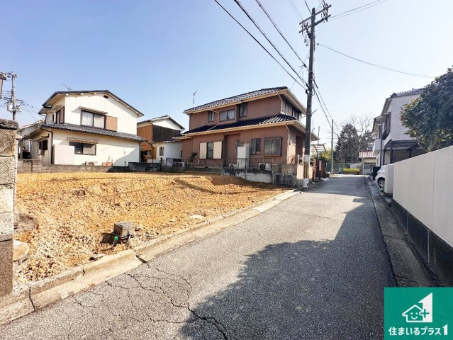 加古川市平岡町新在家　売土地の前面道路含む現地写真|周辺は落ち着いた街並みの住宅地！子育てがしやすい住環境です！