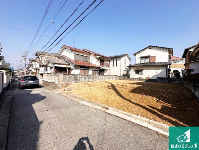 加古川市平岡町新在家　売土地の前面道路含む現地写真|周辺は落ち着いた街並みの住宅地！子育てがしやすい住環境です！