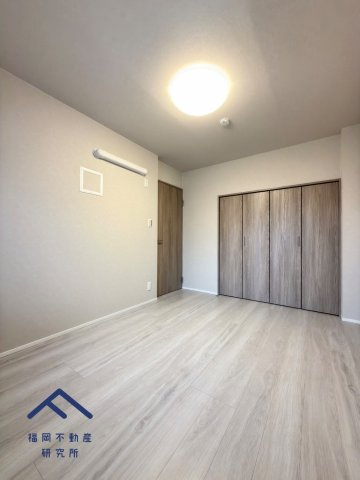 イトーピア大橋マンションの洋室|玄関横の6.1帖洋室は先行配管済みでエアコン設置可能です