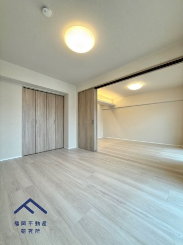 イトーピア大橋マンションの洋室|リビング横の6.2帖は引き戸を開ければ解放された大空間へ