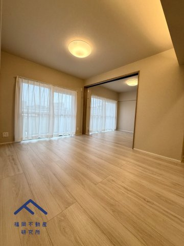 イトーピア大橋マンションの居間・リビング|嬉しいレースカーテン・照明付きです