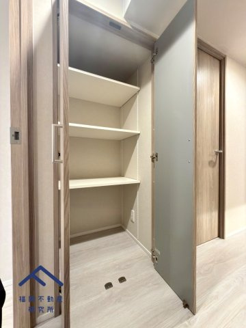 イトーピア大橋マンションの収納|廊下収納の下部にはコンセントが設置されており、スティック型掃除機の充電やロボット掃除機の基地として活用いただけます