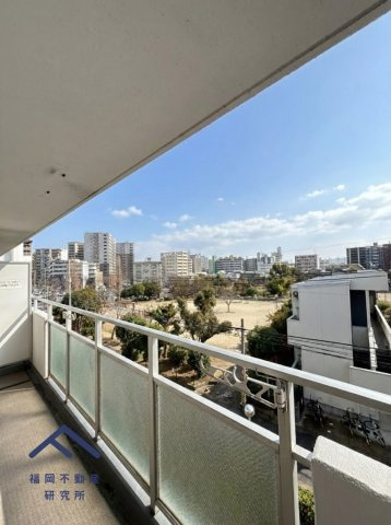 イトーピア大橋マンションのバルコニー|バルコニーからは三宅中央公園が広がり穏やかな景色が広がります