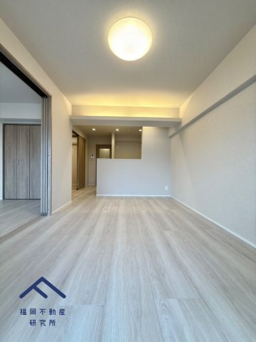 イトーピア大橋マンションの居間・リビング|梁を活かしたコーブ照明で夜が待ち遠しくなる、光のグラデーション