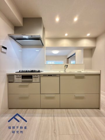 イトーピア大橋マンションのキッチン|Panasonicのカウンターキッチンはカラーが落ち着いたグレージュで空間と馴染み、家具のような佇まいです