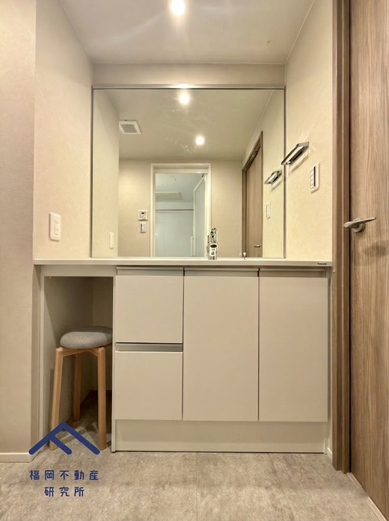 イトーピア大橋マンションの独立洗面台|左下のオープンスペースは「ランドリーバスケット置場」として、「ダストボックス」として、「小さなスツールを置いて身支度」など多用途にお使いいただけます