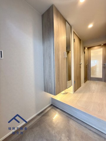 イトーピア大橋マンションの玄関|シューズボックス横のフリースペースは多用途にお使いいただけます