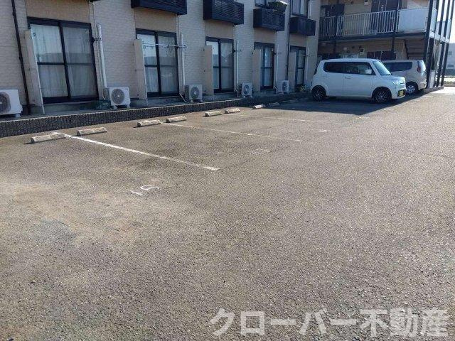 レオパレスフリューゲルⅡの駐車場