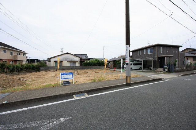 八代市松崎町建売新築住宅の前面道路含む現地写真