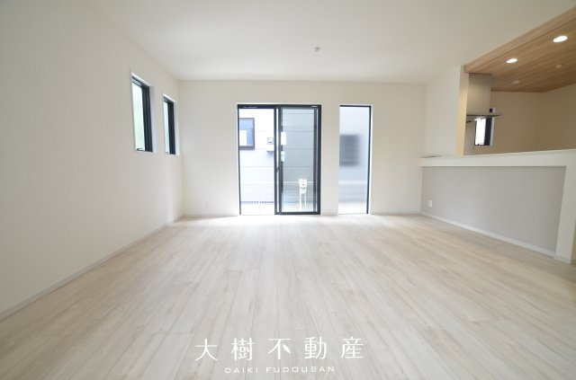 【居間・リビング】 | 座間市立野台３丁目 新築戸建て 全3棟【仲介手数料無料】 | 海老名市を中心に地域密着で営業♪不動産のことなら「大樹不動産」へ