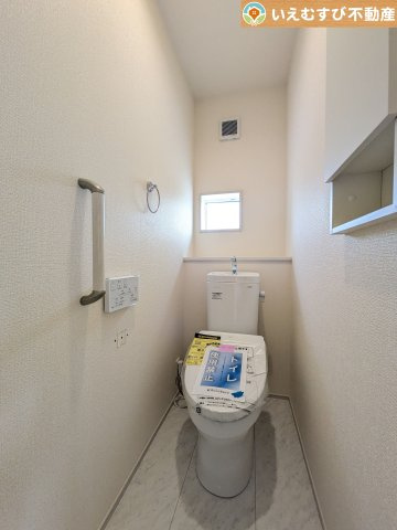 BLOOMING GARDEN　行田市谷郷のトイレ|シンプルで清潔感のあるトイレ
窓付きで明るく、お掃除しやすいシンプルな空間♪