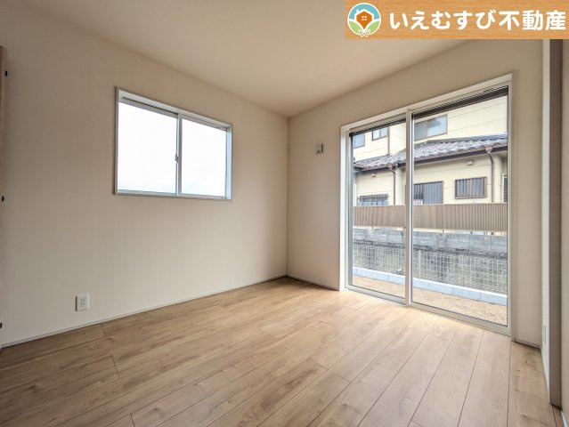 BLOOMING GARDEN　行田市谷郷の洋室|2面採光で明るい居室
たっぷりの採光で自然光の差し込む明るいお部屋！新生活を想像すると楽しみが増しますね♪