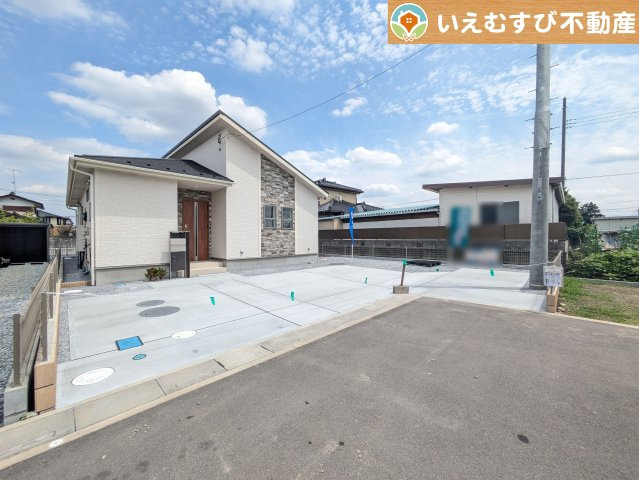 BLOOMING GARDEN　行田市谷郷の駐車場|3台以上駐車可能なゆとりのカースペース
複数台車をお持ちでも、お友達が遊びに来てもゆとりの駐車スペース！