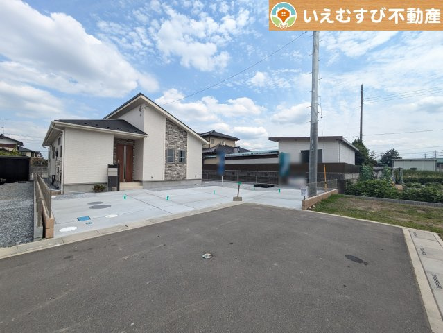 BLOOMING GARDEN　行田市谷郷の前面道路含む現地写真|安心の広々6ｍ前面道路
6ｍの前面道路はお車の駐車が楽々！すれ違える広さが確保されています♪