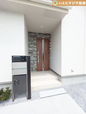 BLOOMING GARDEN　行田市谷郷のエントランス|落ち着いた色づかいのエントランス
駐車場からアクセスの良いエントランス。雨の日や荷物が多くても安心の動線♪
