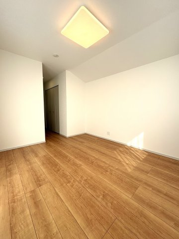 久喜市久喜東１丁目新築戸建の洋室|２階主寝室8.5帖