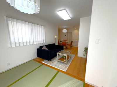 【居間・リビング】 | 久喜市久喜東１丁目新築戸建 | 畳コーナー3.5帖