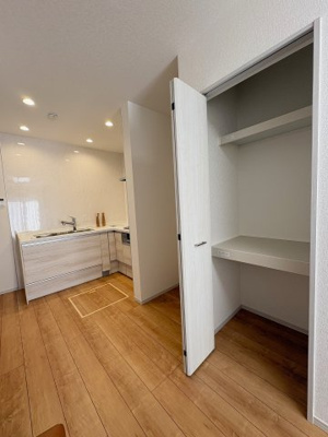 【居間・リビング】 | 久喜市久喜東１丁目新築戸建 | 冷蔵庫置場の横にも収納があります