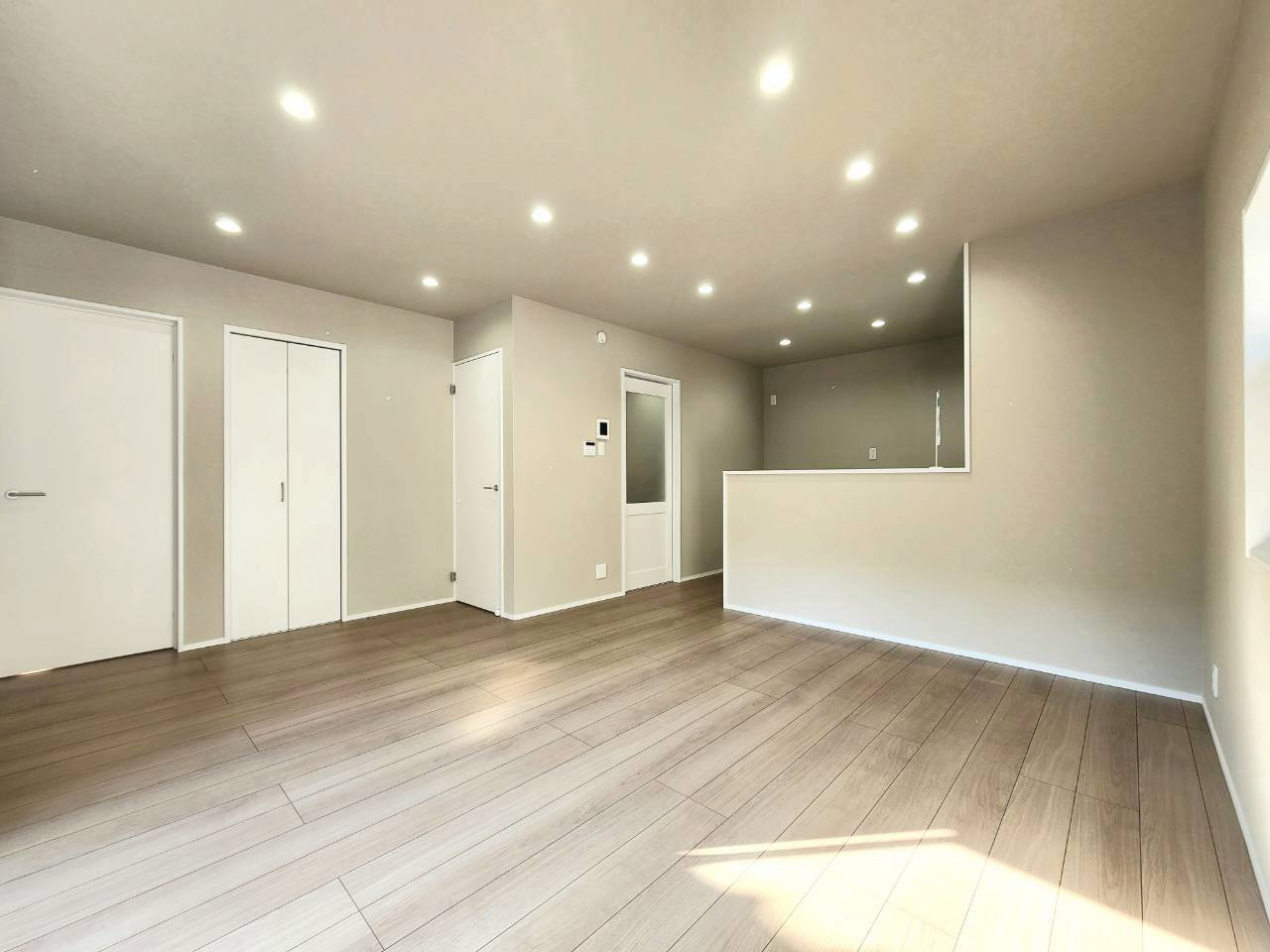 RESET HOUSE－リセットハウス－小倉北区小文字の居間・リビング|約15.5帖のLDK♪グレーのクロスがオシャレ♪