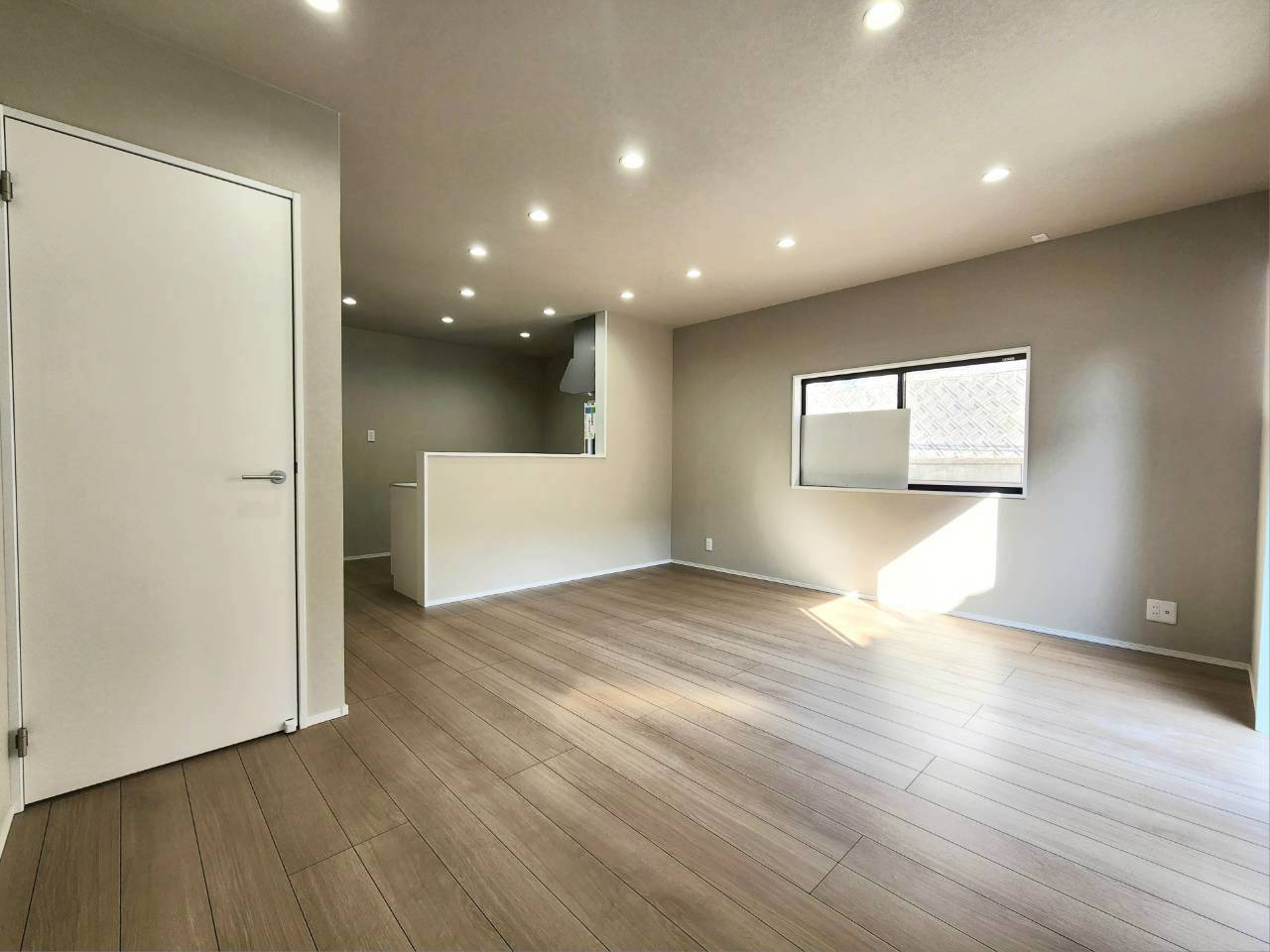 RESET HOUSE－リセットハウス－小倉北区小文字の居間・リビング|約15.5帖のLDK♪全て埋込ダウンライトです♪