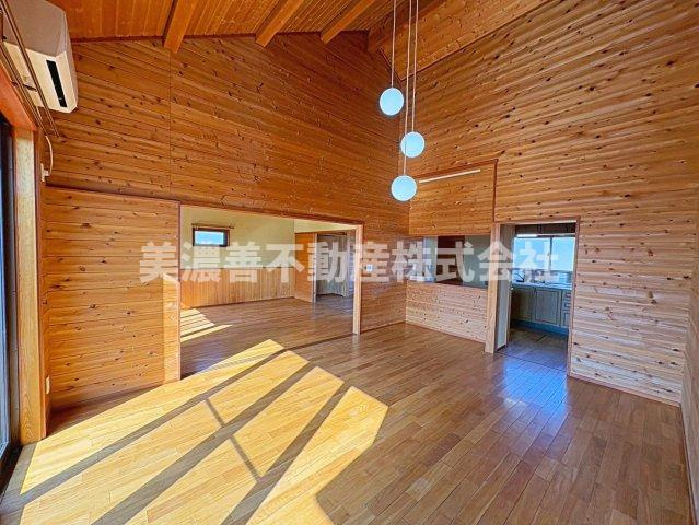 ６６４７５　岐阜市小野２丁目中古戸建の居間・リビング