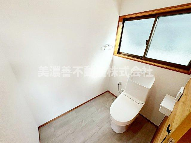 ６６４７５　岐阜市小野２丁目中古戸建てのトイレ